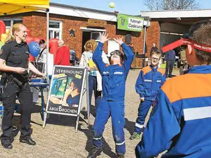 Wer eine Rauschbrille tr&auml;gt,  hat Schwierigkeiten, einen Ball zu fangen oder eine  gerade Linie entlang zu gehen. Auch Kinder  durften beim Sicherheitstag in Zetel die Rauschbrillen ausprobieren.