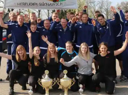 Große Freude über den Titelcoup herrschte bei den Frauen des KBV Schweinebrück und den Männern aus Grabstede über den Erfolg im Landespokal-Finale.
