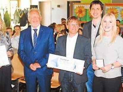 Heinz Josef Schr&ouml;der, Heike Brinkhus, Schulleiterin Marlene Altevers,Rudolf Thobe, Claudius Wieder, Thomas Grafe, Elena Wilhelm, Marie Fathmann und Dennis Bahl (v.l.) freuten sich &uuml;ber die Verleihung der Urkunde.