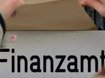 Fast die H&auml;lfte eines Single-Durchschnittseinkommens geht in Deutschland f&uuml;r Steuern und Sozialabgaben drauf.