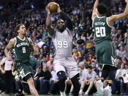 Die Boston Celtics (im Bild Jae Crowder, Nr. 99) und die Milwaukee Bucks (Rashad Vaughn, Nr. 20, und Michael Beasley)