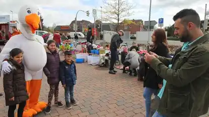 NWZ-Maskottchen Gernot Ganter  war beim Fr&uuml;hlingsmarkt ein begehrtes Motiv.