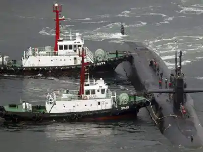 Bedrohlich: Das Atom-U-Boot &bdquo;USS Michigan&ldquo; verl&auml;sst am Dienstag  den Hafen von Busan,   um an Milit&auml;r&uuml;bungen mit dem US-Flugzeugtr&auml;ger USS Carl Vinson in der N&auml;he der Koreanischen Halbinsel teil zu nehmen.