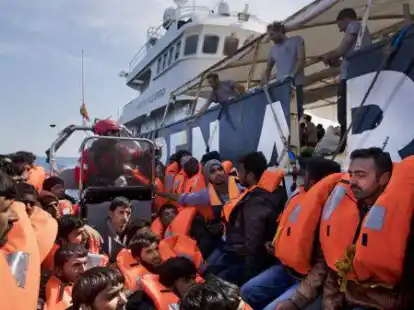 Zahlreiche NGOs helfen im Mittelmeer, Fl&uuml;chtlinge in Seenot zu retten.