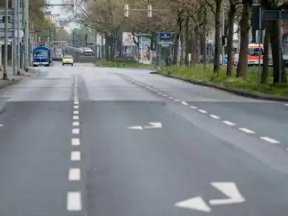 Nur Fahrzeuge der Einsatzkr&auml;fte sind am Sonntag im Stadtteil Vahrenwald in Hannover auf den Stra&szlig;en zu sehen. I