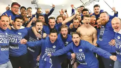 Regionalliga-reifer Jubel: Schon in der Kabine ließen es die Spieler und Verantwortlichen des SSV Jeddeloh nach dem 1:0-Sieg in Braunschweig mächtig krachen.