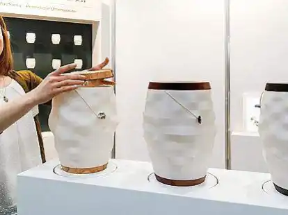 <p>Karolina Kraus von dem Urnen-Hersteller Opal stellt ihre 3-D-Urnen auf der Messe &bdquo;Leben und Tod&ldquo; im Messe Centrum Bremen vor. Diese Urnen-Unikate werden aus einem biologisch abbaubaren Kunststoff produziert. </p>