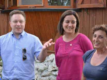 Die jeversche Delegation besuchte auch Ruth Palomero (mitte) und Asela Garc&iacute;a in ihrem Garten.