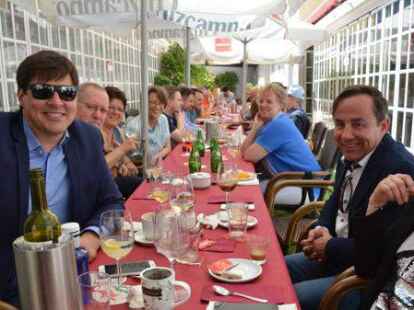 Gem&uuml;tliches Zusammensitzen: Am Montag wurde die jeversche Delegation von vielen Spaniern herzlich in Empfang genommen.