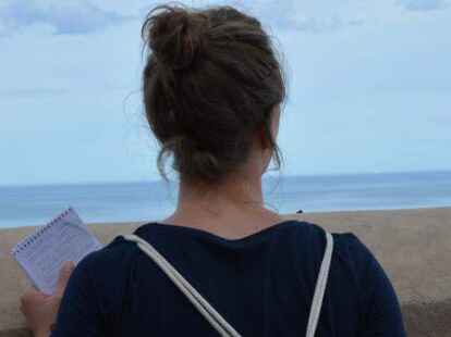 Die jeversche Delegation schaut sich auch die Burg von Cullera an &ndash; und das Meer.