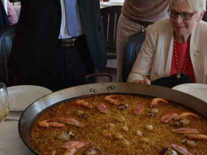 Lecker: Eine riesige Paella.