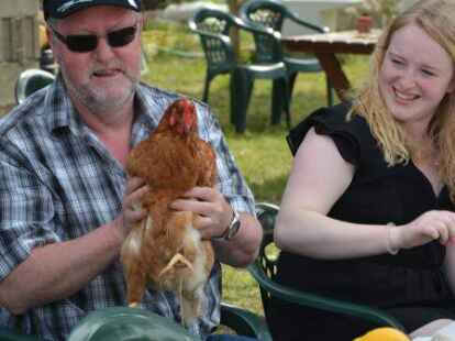 Die jeversche Delegation besuchte auch Ruth Palomero und Asela Garc&iacute;a in ihrem Garten. Vivien K&ouml;nig (rechts) und Alfred Hohlen hatten Freude an den freilaufenden H&uuml;hnern.