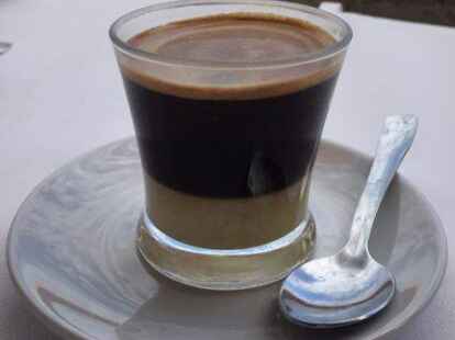 Ein beliebtes Getr&auml;nk: Caf&eacute; bomb&oacute;n &ndash; ein Espresso mit hoch dosierter Milch. K&ouml;stlich.