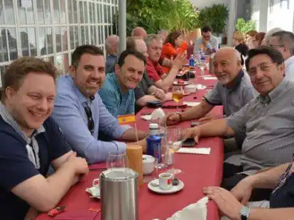 Gem&uuml;tliches Zusammensitzen: Am Montag wurde die jeversche Delegation von vielen Spaniern herzlich in Empfang genommen.