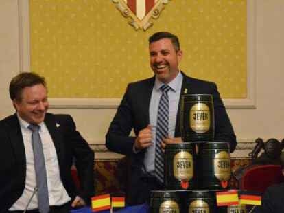 Am Dienstag besuchten die Jeveraner das Rathaus in Cullera. Ein Gastgeschenk: Jever Bier.