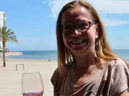 Die jeversche Delegation in Cullera. Ratsherrin Elke Vredenborg genie&szlig;t die Sonne.