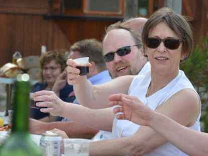 Die jeversche Delegation besuchte auch Ruth Palomero und Asela Garc&iacute;a in ihrem Garten. Auch Gerda Dirks war dabei.