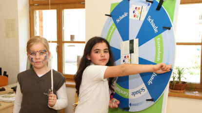 Drehen am Gl&uuml;cksrad: Zara und Emily. Die beiden Sch&uuml;lerinnen finden besonders den Reitunterricht auf Gut Spascher Sand sch&ouml;n.