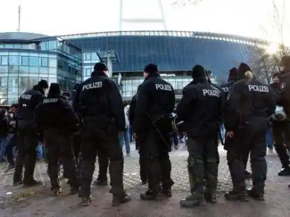 Wer zahlt die Polizeieins&auml;tze bei Hochrisikospiele? Darum geht es vor dem Verwaltungsgericht Bremen.