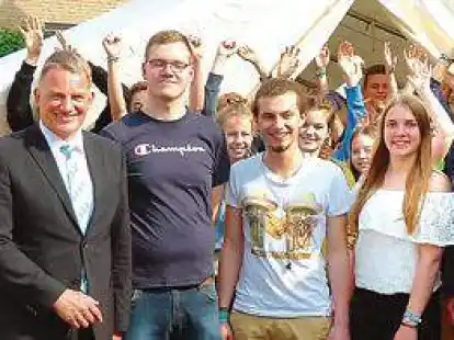 <p>Freude &uuml;ber 3000 Euro  f&uuml;r das neue Zelt: (vorne von links) Rolf-Lothar Klawonn, Frank Ostertag, Henrik Bock, Marko Havekost, Pia Becker und Franz Duin mit den Mitgliedern der Katholischen jungen Gemeinde Wildeshausen </p>