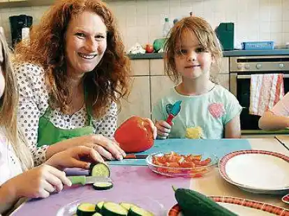 <p>        Frisch und lecker soll es sein: Sylvia Bruns vom NWZ -Blog &bdquo;Muddis kochen&ldquo; erkl&auml;rt den Vorsch&uuml;lern des Ev. Johannes-Kindergartens, wie sie ihr eigenes Fr&uuml;hst&uuml;ck gestalten k&ouml;nnen.    </p>