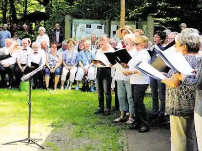 Max B&ouml;rner (links) und der Landfrauenchor Ganderkesee machten den Anfang beim 36. Hasbruchsingen. Moderiert wurde das Open-Air-Konzert verschiedener Ch&ouml;re von Klaus Bergschmidt.