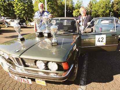 Katja Kruse (links) geh&ouml;rte mit Katja Schwackenberg zum besten Frauenteam am Freitagabend. In der Gesamtwertung vorne lagen Klaus und Karin Steffens (rechts).