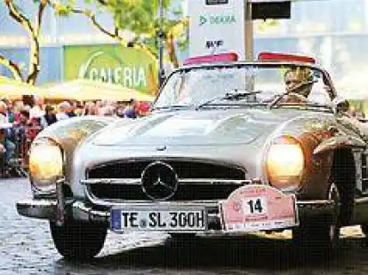 Schick:  Andreas Senger im  Mercedes  300 SL  Roadster.