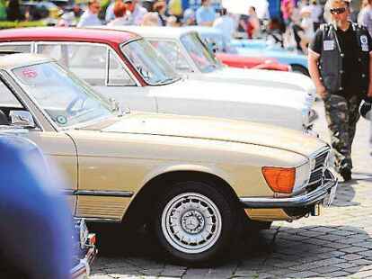 In Reih&rsquo; und Glied standen die Oldtimer auf dem Schlossplatz und wurden von allen Seiten bestaunt.