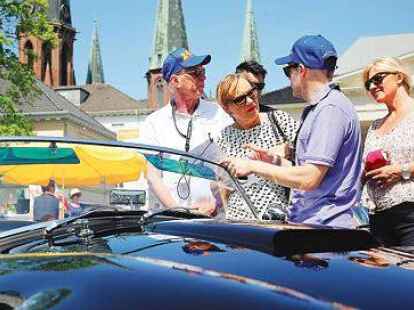Fachsimpeln geh&ouml;rt dazu: Stundenlang tauschten sich Oldtimer-Fahrer untereinander und mit Besuchern &uuml;ber die Fahrzeuge aus.