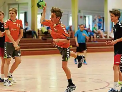 Die Elsflether C-Jugend (am Ball) verlor gegen Oyten klar.