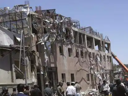 Die Explosion in Kabul richtet verheerende Sch&auml;den an.