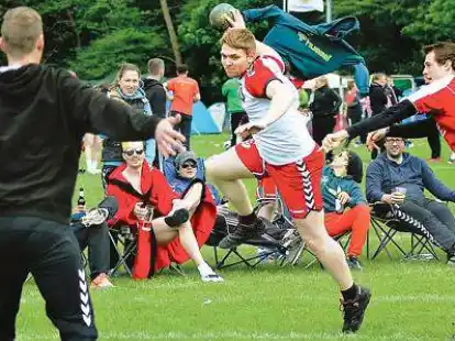 Auf m&ouml;glichst freie Wurfbahn hoffen die Handballer auch bei der 70. Auflage des Neuenburger  Pfingstturniers.