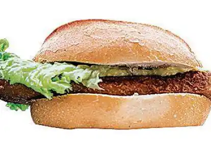 Ein Fischbr&ouml;tchen mit Backfisch und Remoulade, aufgenommen am 04.05.2017 bei den Landungsbr&uuml;cken in Hamburg. Schleswig-Holstein feiert am 06.05.2017 den Weltfischbr&ouml;tchentag. Foto: Christophe Gateau/dpa +++(c) dpa - Bildfunk+++ | Verwendung weltweit