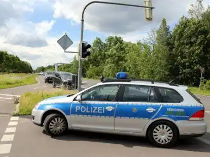 Polizisten bei der Fahndung nach dem T&auml;ter und dem M&auml;dchen in Markkleeberg (Sachsen)