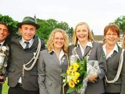 <p>Das neue  K&ouml;nigshaus in Ippener (von links): Swen Wiechmann, Marvin Bruns, Jonas Pleus, Meike Kieselhorst, Sandra Ottemann, Jutta Wiechemann, Johanna Pleus, Nico Kowalski und Marie Sparkuhl.</p>