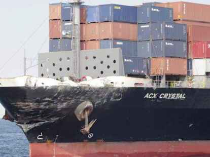 Der Bug des aus den Philippinen stammenden Containerschiffs &bdquo;ACX Crystal&ldquo; wurde bei der Kollision besch&auml;digt.