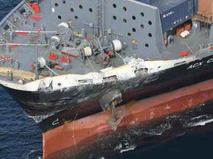 Der Bug des aus den Philippinen stammenden Containerschiffs &bdquo;ACX Crystal&ldquo; wurde bei der Kollision besch&auml;digt.