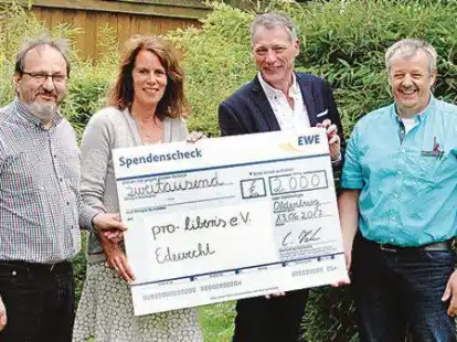 2000 Euro f&uuml;r den guten Zweck: Carsten Hahn (links) und Fritz-Gerhard Friedrichs (rechts, beide EWE) &uuml;berreichten den Scheck an die Pro Liberis-Vertreter.