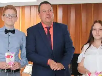 Maik Sefel (1,6) und Vanessa Seidens (1,9) wurden als beste Sch&uuml;ler des Abschlussjahrgangs von Schulleiter Rasmus Braun ausgezeichnet.