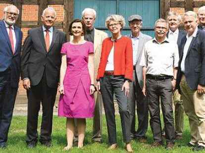 <p>Dr. Gunter Dunkel (links) wurde zum Nachfolger von Hans Eveslage (2.v.l.) als Pr&auml;sident der Stiftung Niedersachsen gew&auml;hlt.</p>