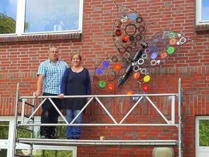 Geschafft: Die Schmetterlingsskulptur h&auml;ngt an der Wand.