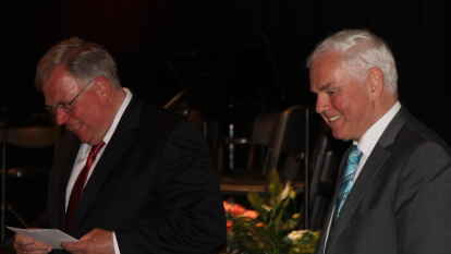 B&uuml;rgermeister Hubert Frye (r.) lobte das Engagement von Reinhard Dreker (l.).