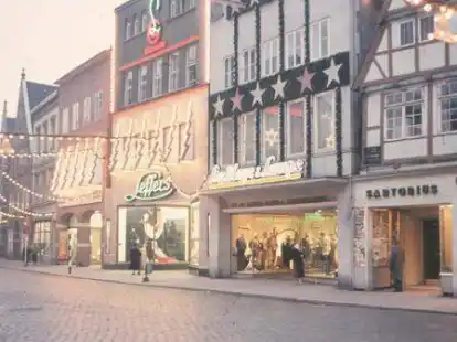 So vertraut und doch so anders: Die H&auml;userzeile rund um das Modehaus Leffers an der Langen Stra&szlig;e, die hier, weihnachtlich geschm&uuml;ckt, am Ersten Weihnachtsfeiertag des Jahres 1957 zu sehen ist, hat nur noch sporadisch &Auml;hnlichkeit mit der heutigen. Gr&ouml;&szlig;ter Unterschied ist wohl das Fachwerkhaus ganz rechts. In diesem wurde 1776 der Philosoph und P&auml;dagoge Johann Friedrich Herbart geboren und war zum damaligen Zeitpunkt die Firma Sartorius & Co. ans&auml;ssig. Dessen Chef Georg Han&szlig;mann hatte die Vision einer Einkaufspassage &ndash; die er 1962 in die Tat umsetzte: Das Herbart-Geburtshaus verschwand, der Herbartgang entstand.
