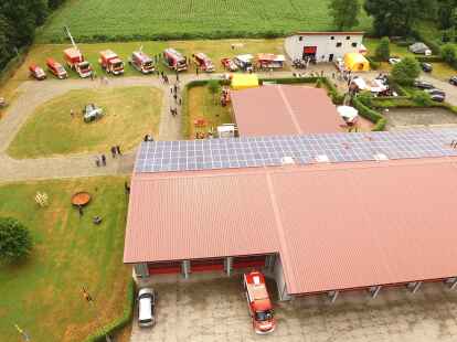 Imposantes Luftbild: Ein Blick von oben auf das Feuerwehrhaus in Scharrel und die Fahrzeuge beim Tag der offenen T&uuml;r.