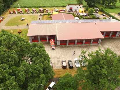 Imposantes Luftbild: Ein Blick von oben auf das Feuerwehrhaus in Scharrel und die Fahrzeuge beim Tag der offenen T&uuml;r.