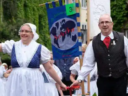 Viele Teilnehmer kamen in Trachten und historischen Kost&uuml;men.