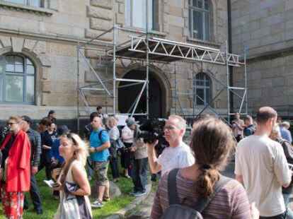 Medienvertreter und Schaulustige versuchen an einem Hintereingang vom Neuen Rathaus  einen Blick auf das Brautpaar zu erhaschen.