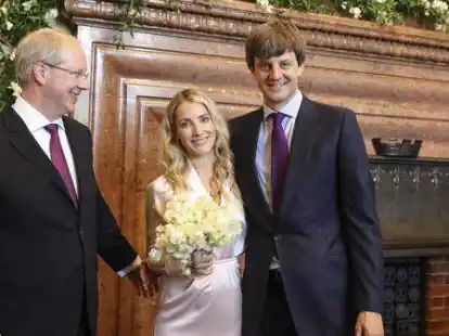 Ernst August von Hannover und seine Frau, die Modedesignerin Ekaterina Malysheva stehen im Neuen Rathaus von Hannover mit Oberb&uuml;rgermeister Stefan Schostock.