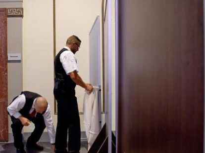 Rathausmitarbeiter arbeiten an Sichtschutzw&auml;nden und Stoffbahnen.